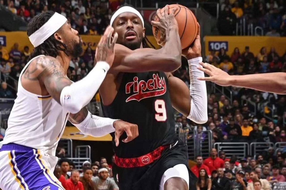 开云体育在线-关于开拓者队新秀表现抢眼，成为球队亮点的信息