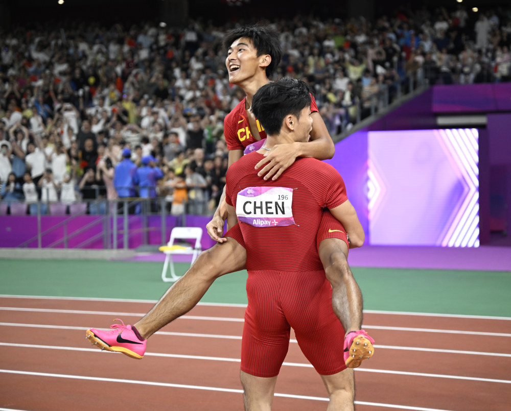 田径接力男子决赛选手冲刺冠军