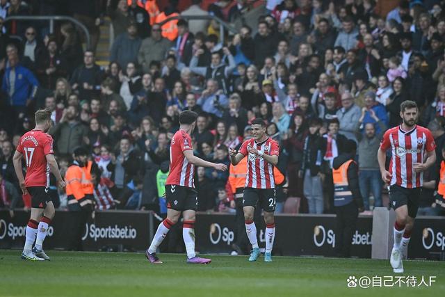 开云体育官网-罗马城德比逼平，争夺前三悬念的简单介绍