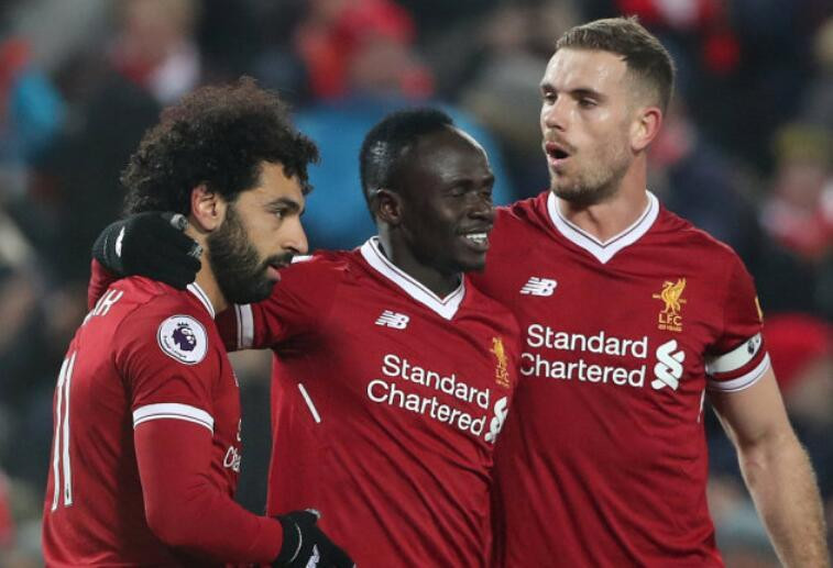 华德斯菲尔德球员以团结互助的精神在英超比赛中脱颖而出