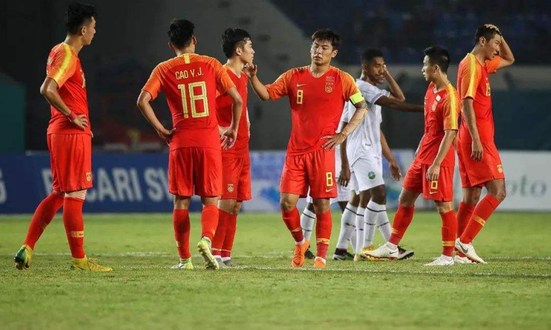 足球盛事中球员们的拼搏精神感人