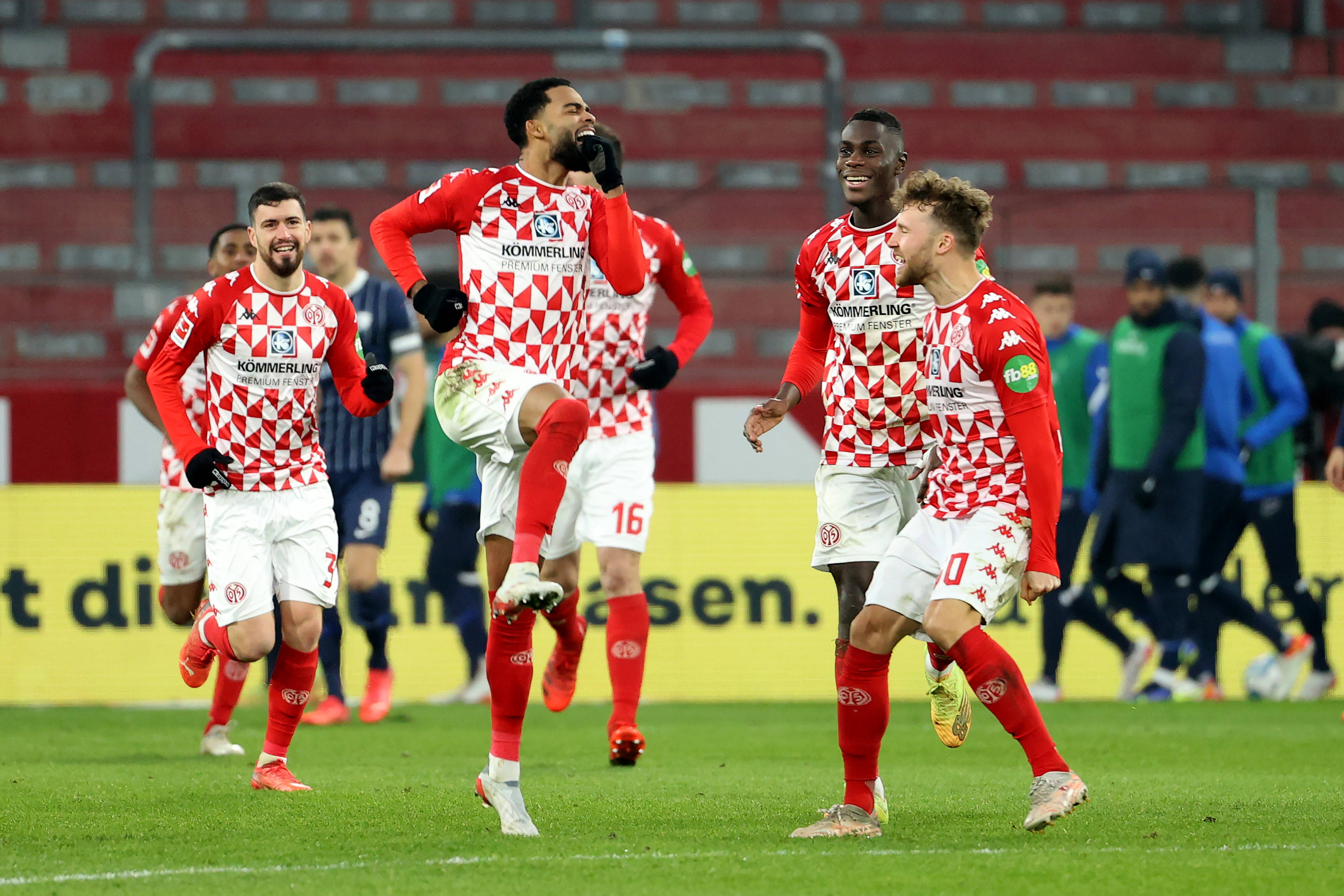 包含沃尔夫斯堡客场不敌对手，遭遇失利的词条