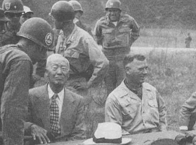 里昂助教指导球员技战术，备战下一场战役的简单介绍