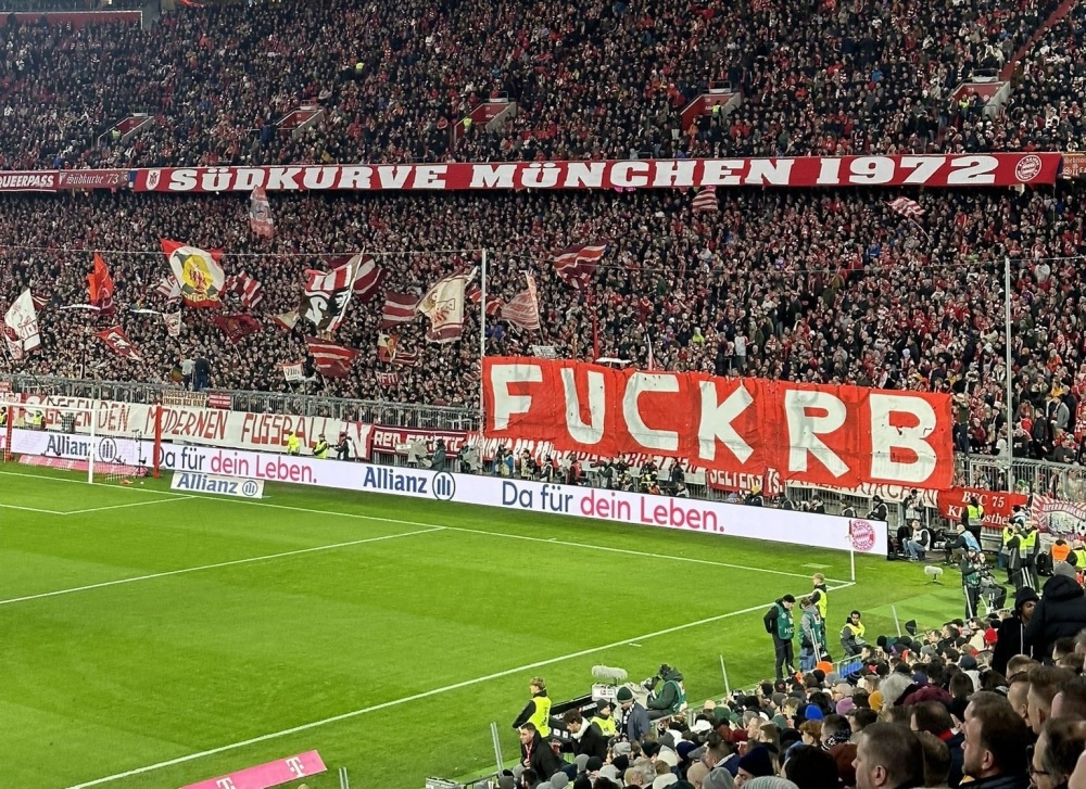 开云平台-拜仁慕尼黑大胜莱比锡RB，零封对手