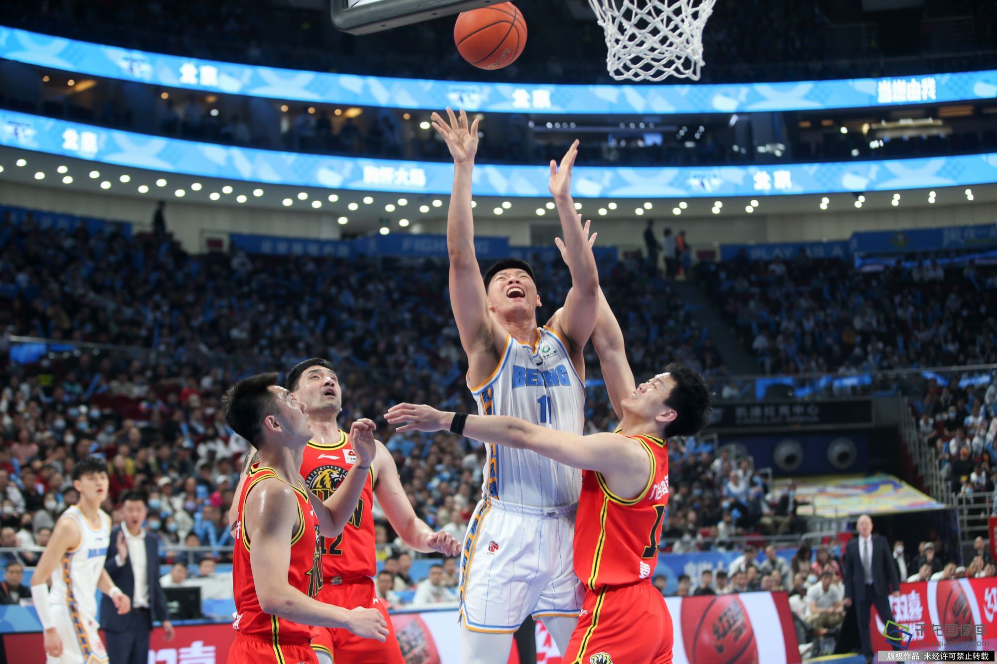 包含赫罗纳努力寻求突破攻占先机的词条