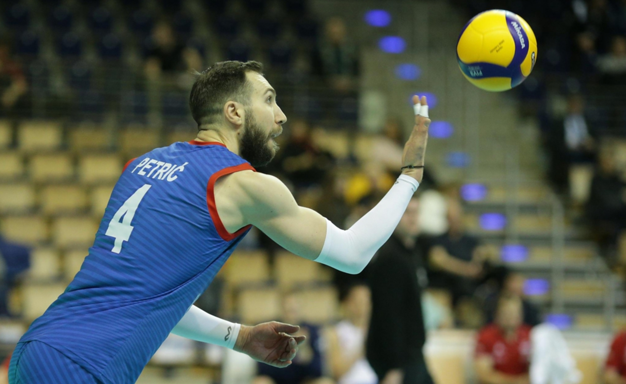 荷兰主场失利，险胜塞尔维亚