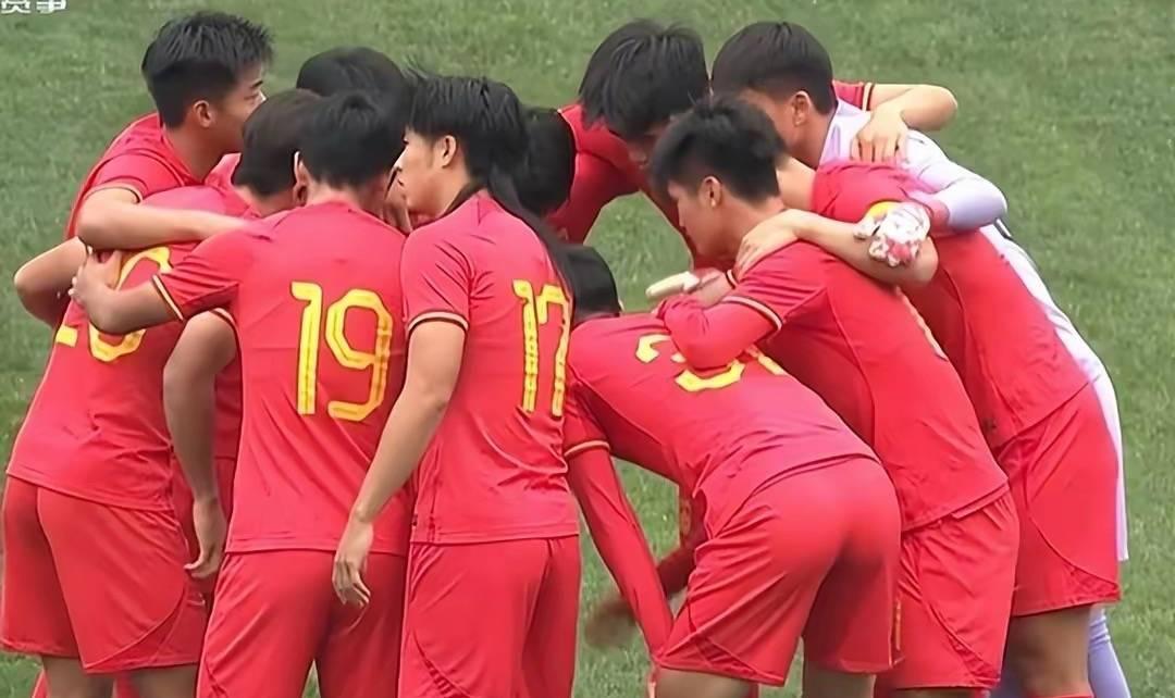 球迷们为自己的偶象欢呼鼓舞加油打气