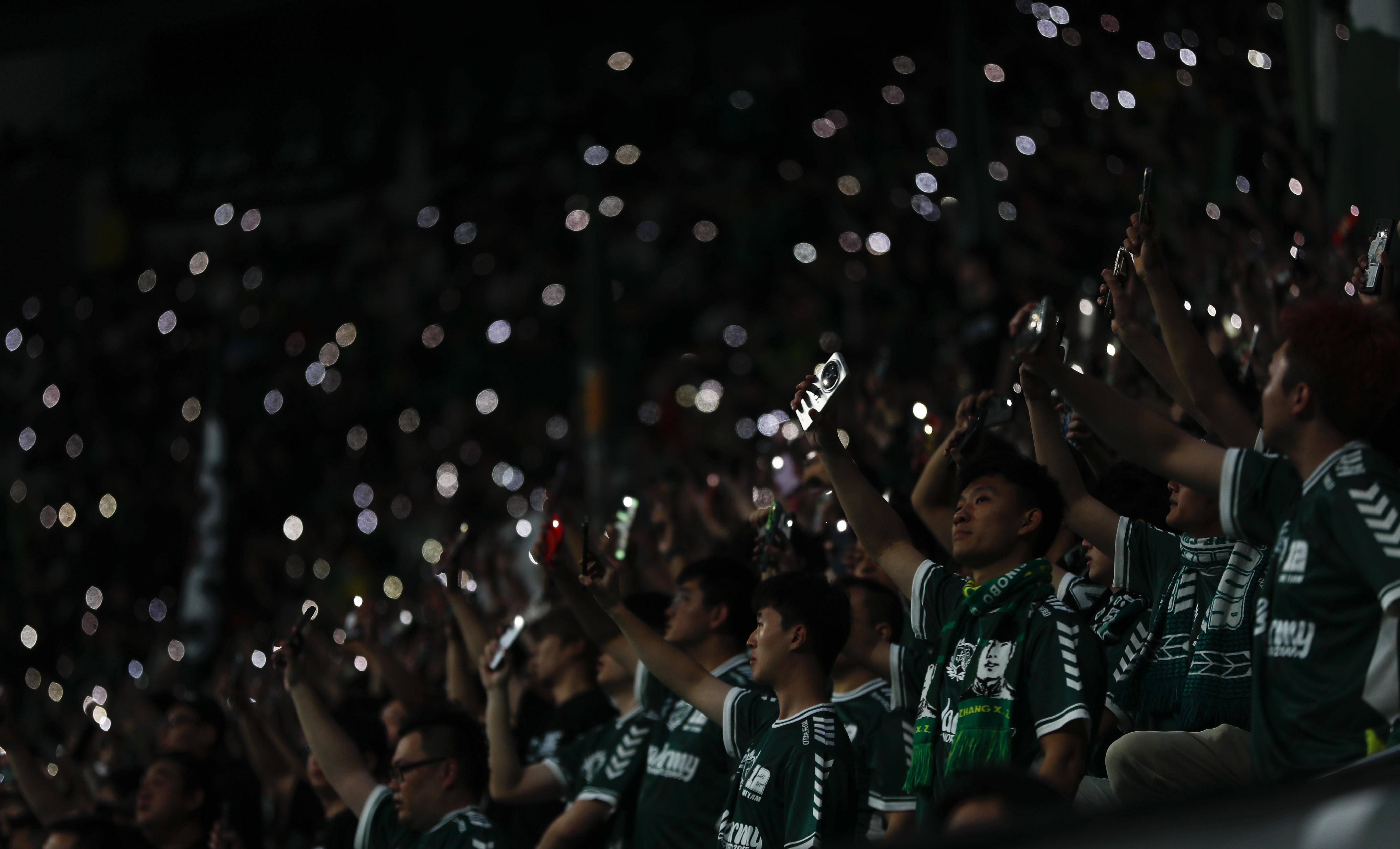 开云体育官方网站-足球比赛现场气氛火爆，球迷热情高涨的简单介绍