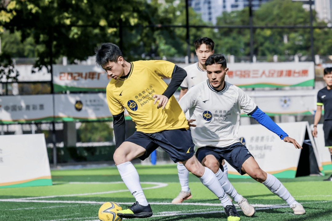 开云官网-精彩足球比赛赛事热情高涨，运动员拼命争夺