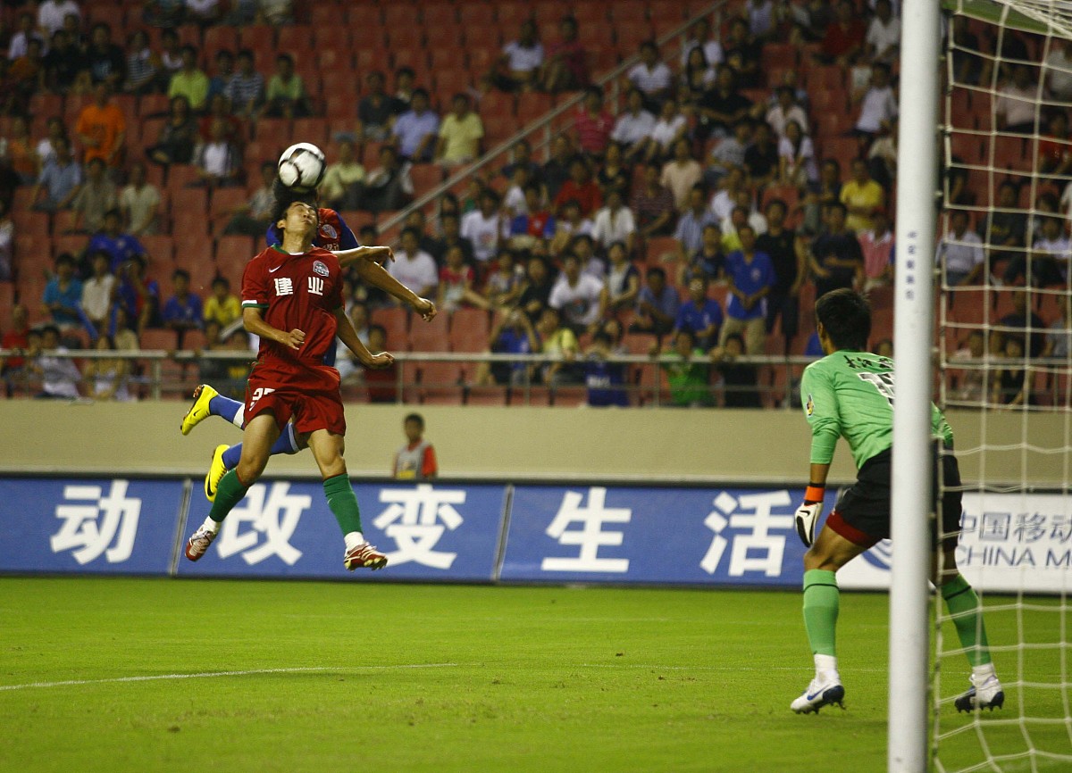 精彩足球比赛赛事热情高涨，运动员拼命争夺