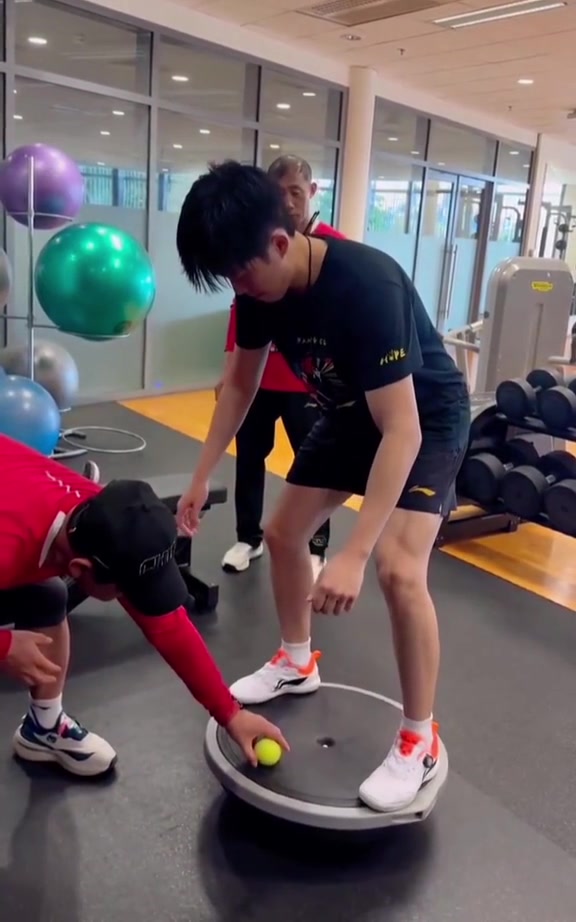 敢为强者，运动员们在赛场上展现无畏英姿