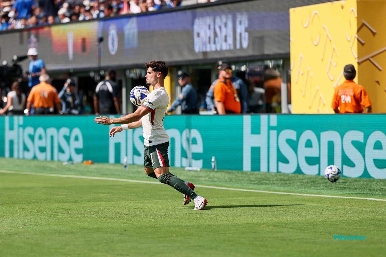 开云体育app-切尔西主场不敌对手，球迷愤怒抗议