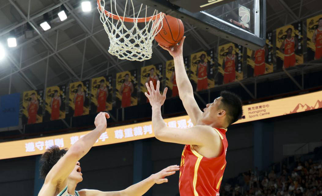 广西男篮在比赛中表现抢眼，高效进攻