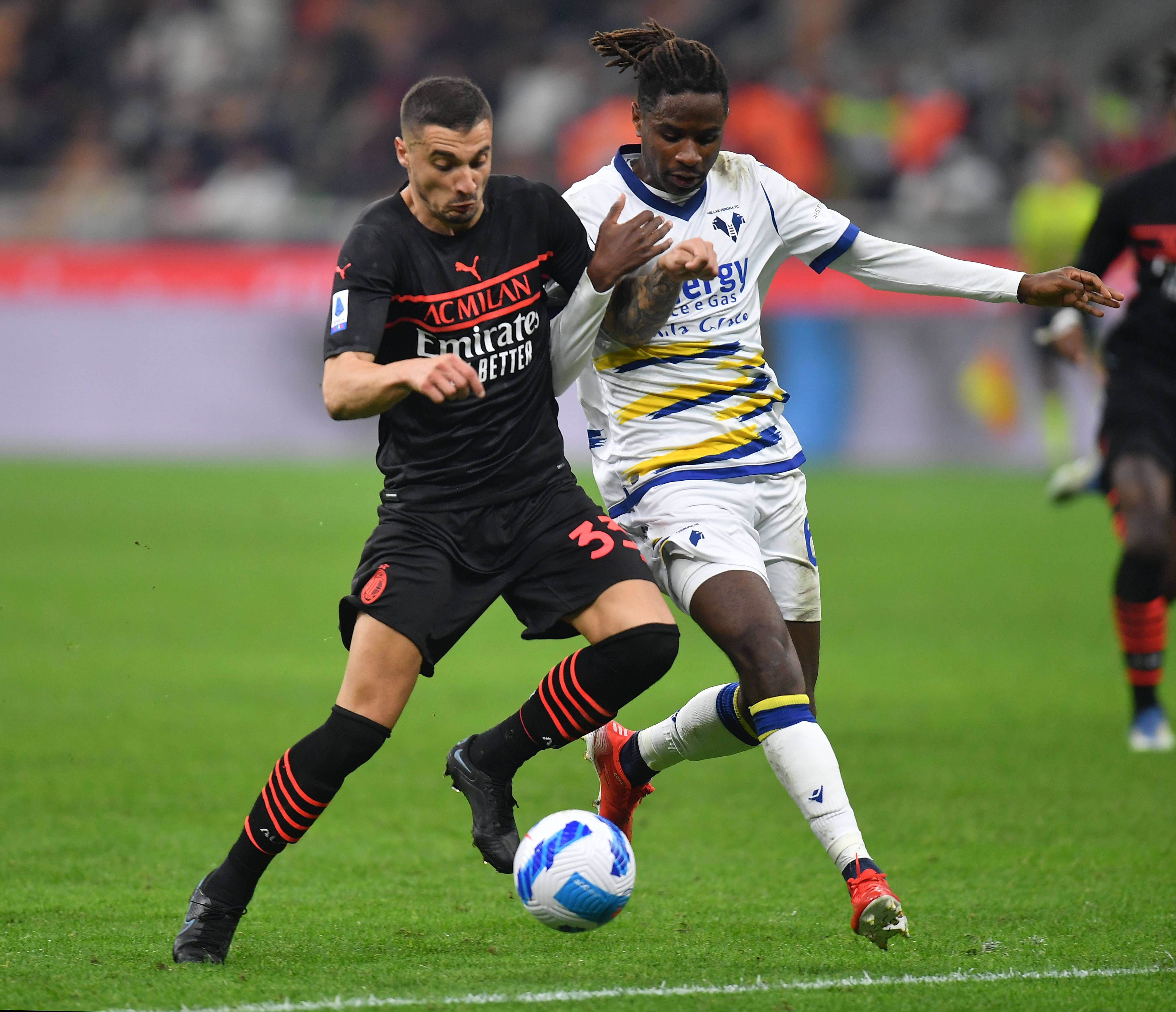 AC米兰连胜喜迎新年，意甲之巅再度震撼