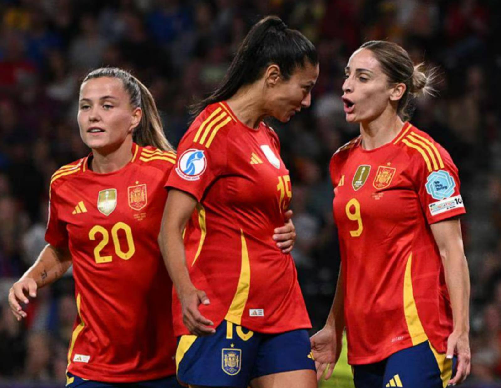 开云下载-西班牙女足队员在洲际比赛中表现抢眼