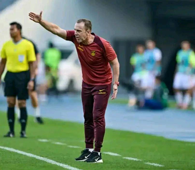 开云体育官网-奥格斯堡备受困扰，教练组紧急调整战术