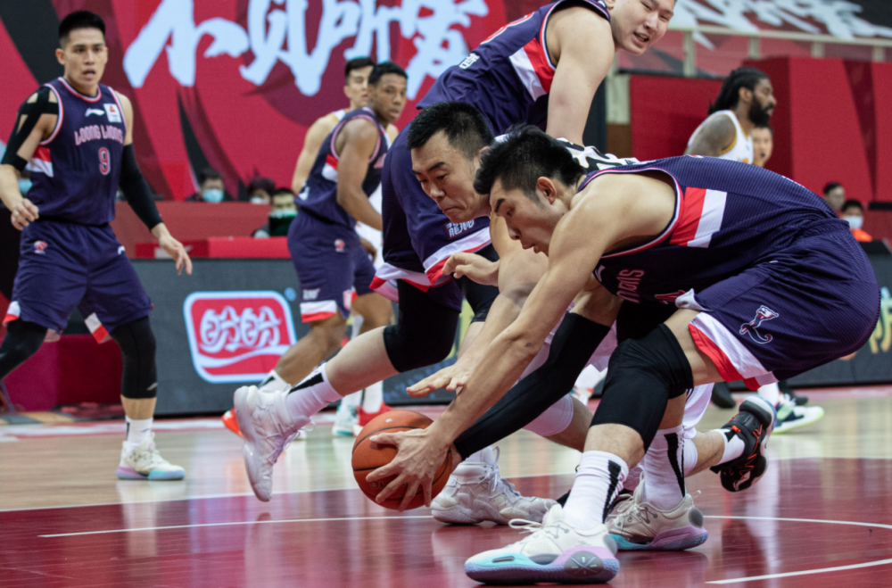 开云体育官网-关键时刻团队协作密切，球队全员备战迎接决胜之战！