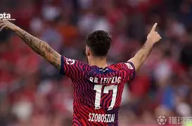 包含斯特拉斯堡队客场积极作战，取得胜利的词条