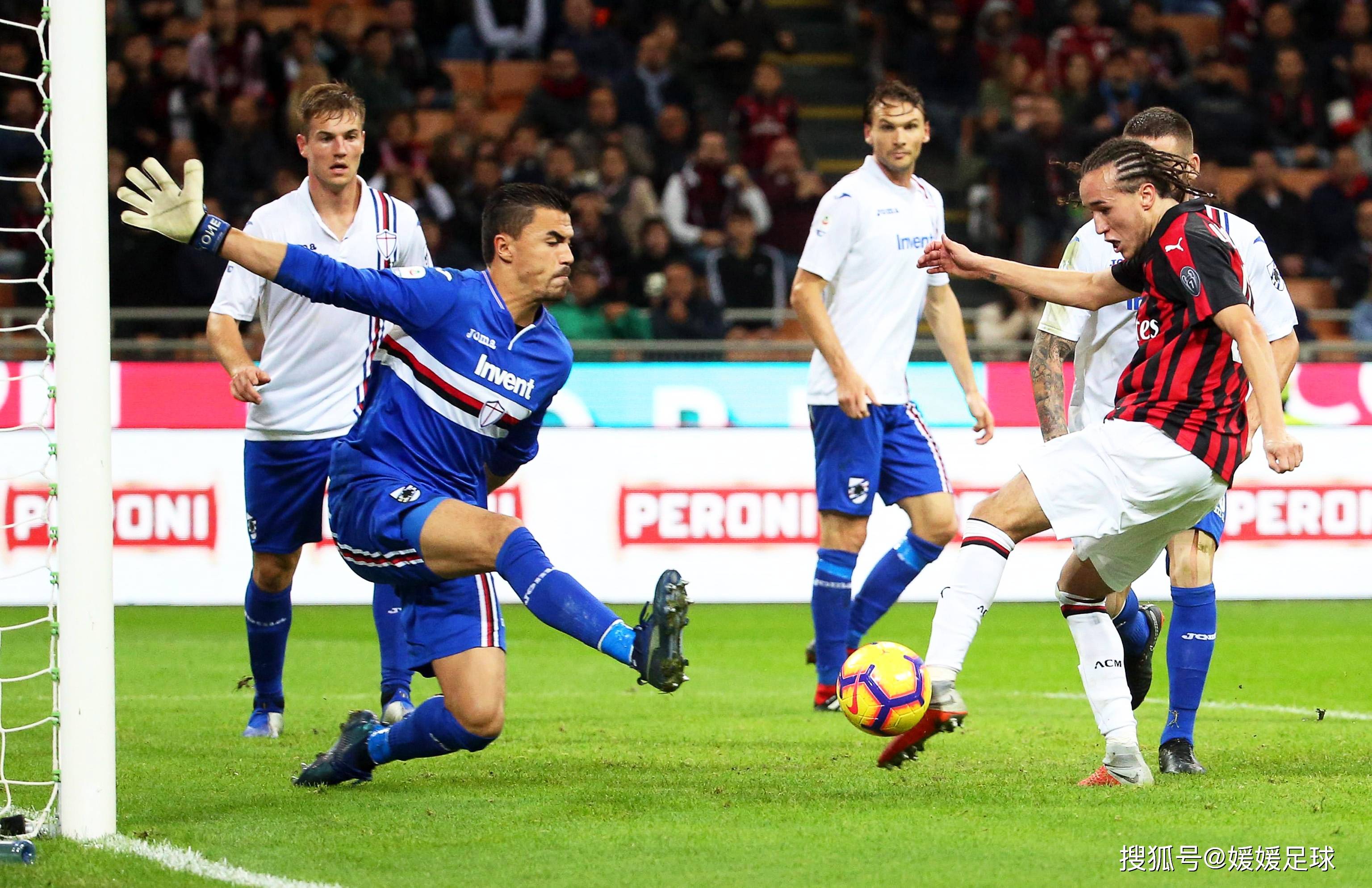 精彩纷呈的足球比赛引人入胜,球迷欢呼不断 精彩纷呈的足球比赛引人入胜,球迷欢呼不断