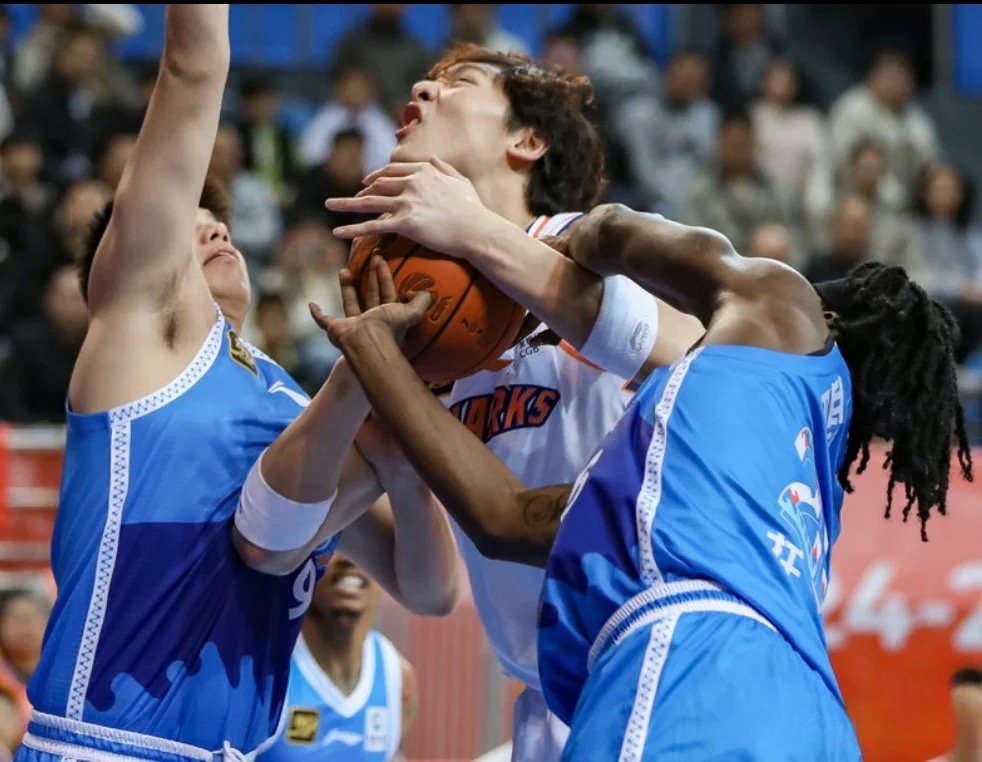 开云官网-上海队险胜魔术，周琦点燃赛场