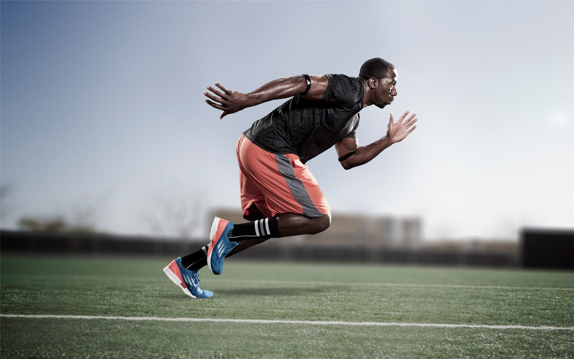 开云体育官方网站-绿茵秩序的裂缝，当少年铁骑撞碎于黄昏琴弦