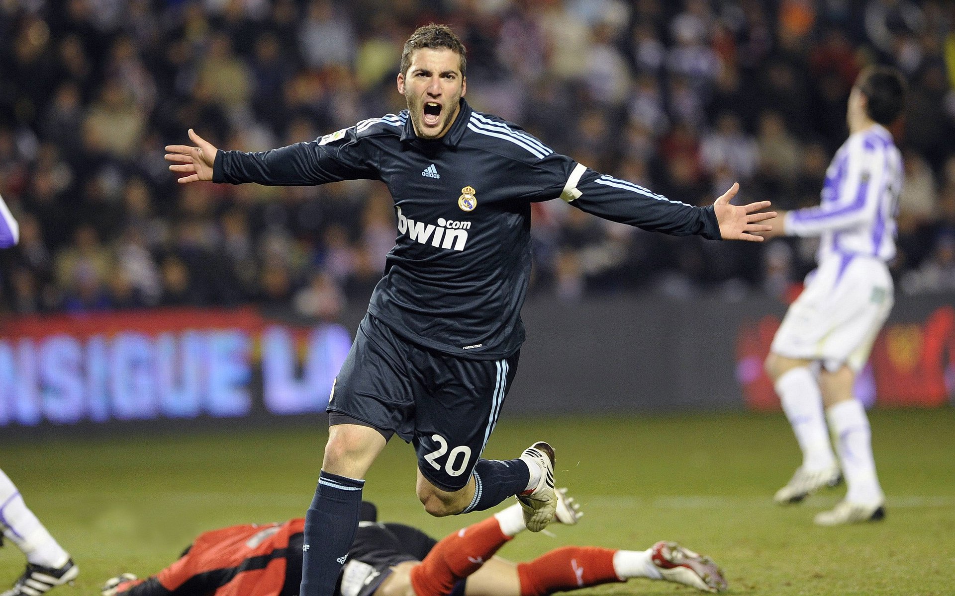 王者归来与星辰初升，梅赛德斯轻取红牛二队，皮亚斯特里惊艳四座